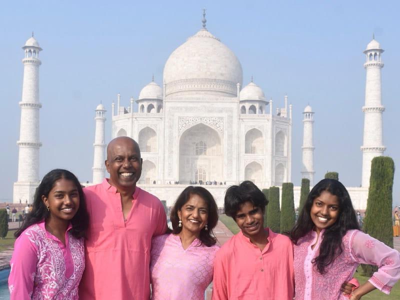 Dr. 拉塔·帕拉尼亚潘(中)在阿格拉参观泰姬陵时, India, with her husband and children. (Photo courtesy of Dr. Latha Palaniappan)