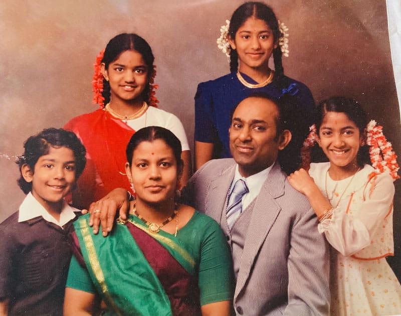 Dr. 拉塔·帕拉尼亚潘(右上)在一张童年全家福中，她的父亲S. 帕拉尼亚潘死于心脏病发作，享年39岁. (Photo courtesy of Dr. Latha Palaniappan)